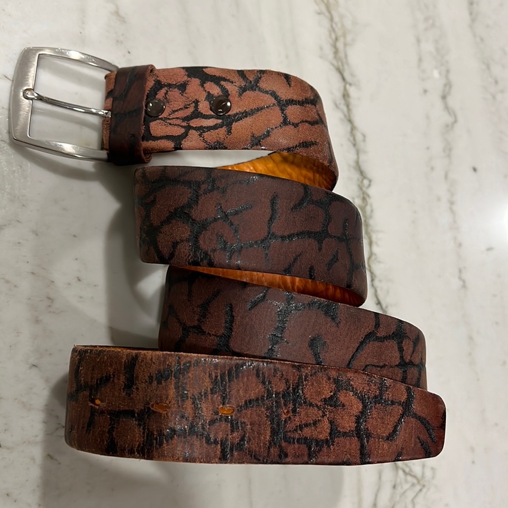 Leather belt, size 36.